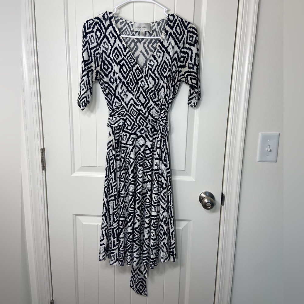 Donna Morgan women’s black white faux wrap half sleeve stretch patterned dress 4